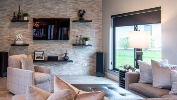 Dinding dengan aksen mozaik batu alam